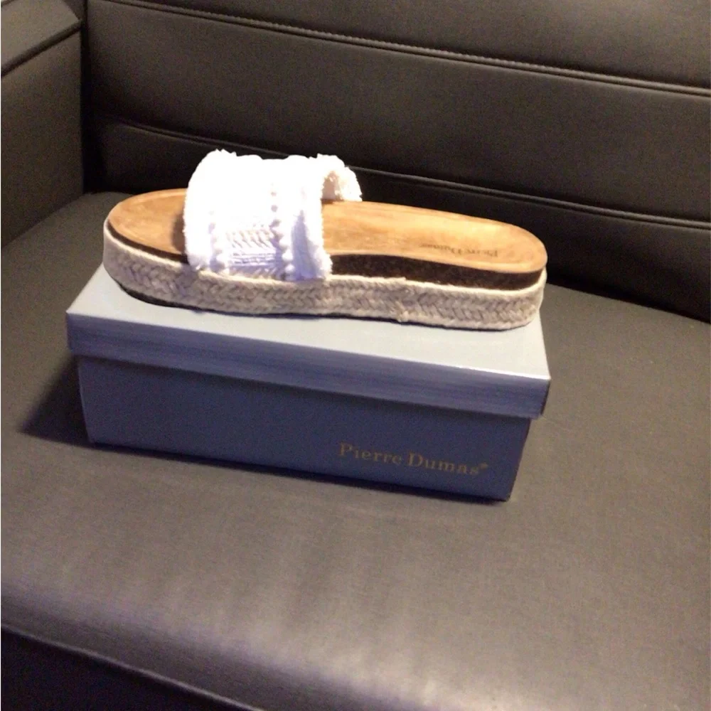 NIB...Women's Pierre Dumas White/Tan Fringe Slide Sandals sz 9